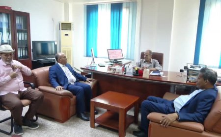 نائب وزير الصناعة والتجارة ومحافظ أبين يزوران مصنع أسمنت الوحدة ويؤكدان دعم بيئة الاستثمار