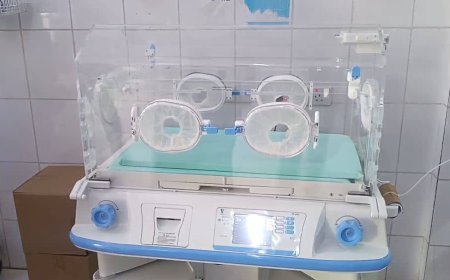 حيدرة يدشن تسليم أجهزة حضانات ودفايات لقسم حديثي الولادة بمستشفى الصداقة بعدن