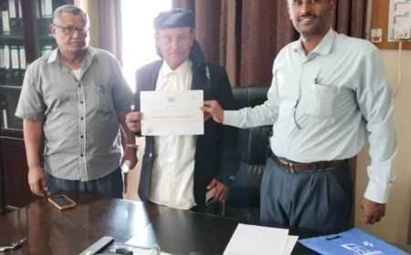 مدير عام مكتب الأشغال بشبوة يكرم نائب مدير مكتب الأشغال بمديرية نصاب نظير جهوده في الأداء