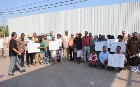 وقفة احتجاجية كبرى لأبناء مديرية المعلا للمطالبة ببناء مستشفى حكومي في موقع مخزن الأدوية السابق