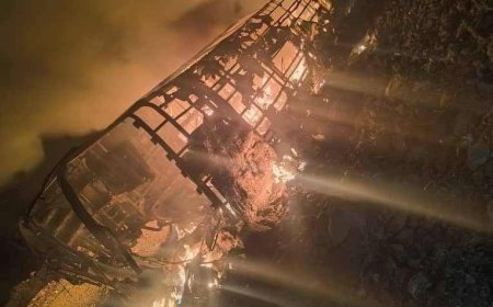 عاجل | احتراق باص نقل جماعي  بالكامل في العرقوب وأنباء عن نجاة  اربعة فقط