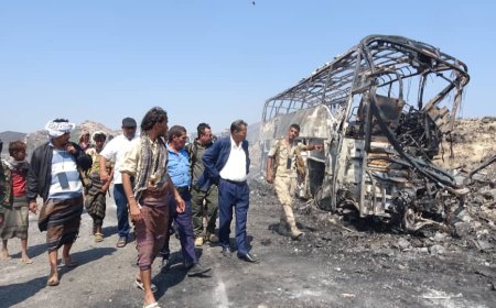 محافظ أبين يتفقد موقع الحادث المروري بالعرقوب ويوجه مكتب الصحة بتقديم الرعاية الصحية للمصابين.