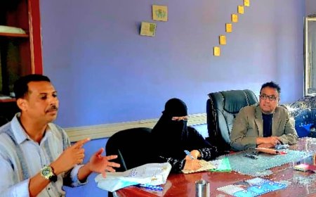 بحث سُبل تمكين متدربات محو الأمية بعدن بين الدكتور عصام مقبلي وبنك التضامن للتمويل الأصغر