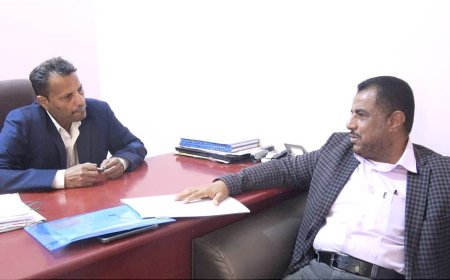 محافظ أبين يناقش مع وكيل المحافظة لشؤون قطاع الخدمات اللائحة التنفيذية وخطط الإشراف على المكاتب الخدمية