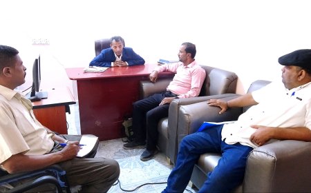 محافظ أبين يلتقي مدير عام سرار ويناقشان احتياجات المديرية في قطاعي الصحة والزراعة