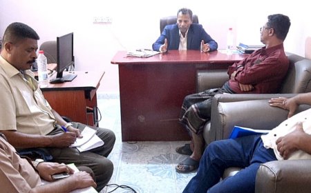 محافظ أبين يناقش مع مديري عموم المالية والتخطيط والشؤون القانونية مؤشرات إعداد موازنة العام 2026م