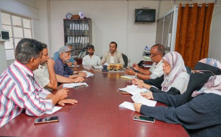 اجتماع لمتابعة مستوى تنفيذ مشاريع البرنامج الاستثماري بمديرية صيرة بعدن