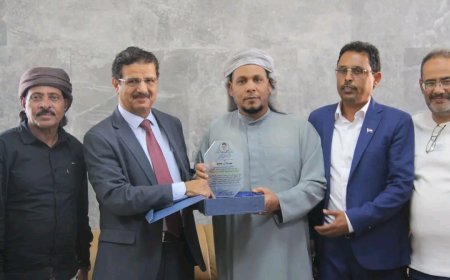 محافظ سقطرى يودّع عضو هيئة رئاسة المجلس الانتقالي الجنوبي ويمنحه درع شكر وتقدير