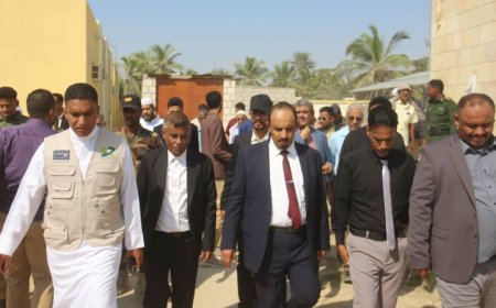 محافظ حضرموت يدشن مشروع الطاقة الشمسية ويطّلع على استكمال المشاريع الصحية الجديدة بمستشفى الحامي النموذجي