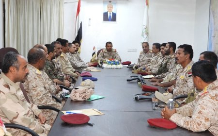 الجوف.. قائد المنطقة السادسة العسكرية اللواء حنتف يعقد اجتماعاً بقيادات الوحدات لمناقشة