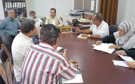اجتماع لمتابعة مستوى تنفيذ مشاريع البرنامج الاستثماري بمديرية صيرة  بعدن