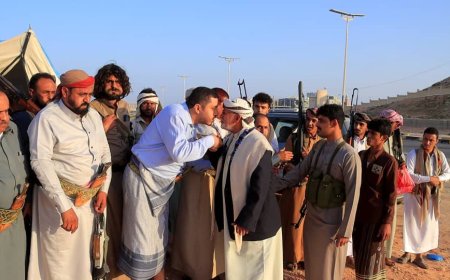 الغيضة.. الوكيل محمد معوضة  يستقبل الشيخ سالم المقدم في مخيم الاعتصام بشأن قضية مقتل الطفل الجرادي