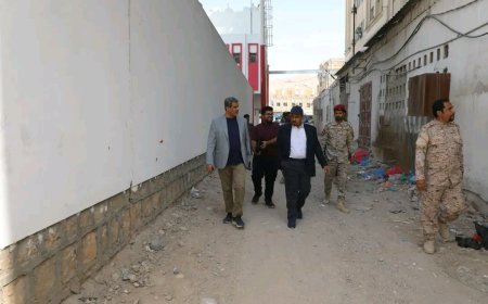 محافظ حضرموت يوجّه بإزالة العوائق العشوائية خلف مشفى حضرموت وسرعة إنجاز سفلتة الشارع المحاذي لسور منشأة نادي الشعب