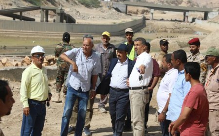 محافظ حضرموت يتفقد العمل بمشروع المرحلة الثانية لخور المكلا التي قاربت الـ 70% ويوجّه بإزالة العوائق التي تعترض سرعة الانجاز