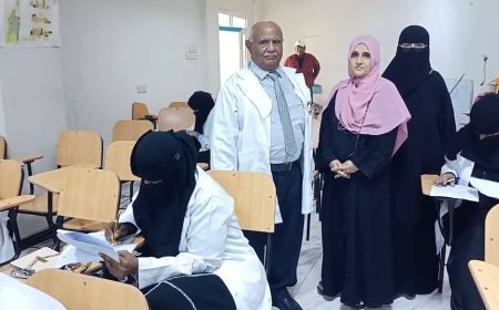 مدير مستشفى الصداقة يدشن الإمتحانات النهائية لطلاب الدفعة 14 الماجستير المهني طب النساء والتوليد بعدن