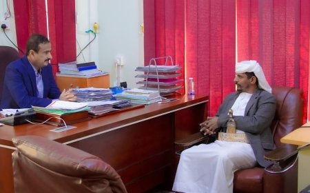 المحافظ بن الوزير يلتقي رئيس حلف قبائل شبوة ويشيد بالدور المجتمعي والقبلي في دعم جهود السلطة المحلية لترسيخ الاستقرار بالمحافظة