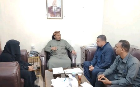 محافظ سقطرى يناقش مع الهيئة العامة للشؤون البحرية جهود التخلص من الباخرة الجانحة "جلف دوف"