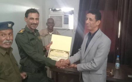 وكيل نيابة جعار يكرم مدير أمن خنفر تقديرًا لجهوده المتميزة في حفظ الأمن ومكافحة الجريمة