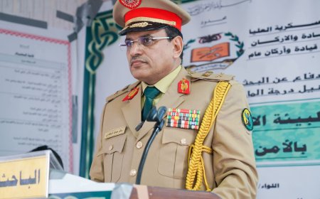 الدكتور محمد الواحدي يهنئ معالي الوزير سالم السقطري بمناسبة نيله درجة الماجستير في العلوم العسكرية