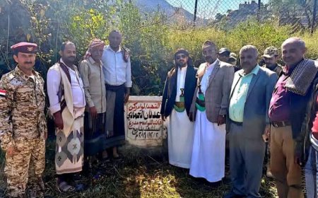 الشيخ صهيب البركاني يزور قبر الشهيد اللواء عدنان الحمادي ومعه قيادات عسكرية ومدنية