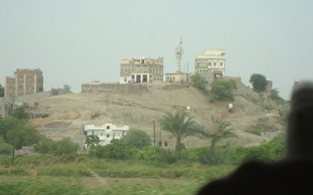 بيان توضيحي من السلطة المحلية في مديرية خنفر  حول الأزمة الأخيرة في سوق الأسماك والخضار بجعار