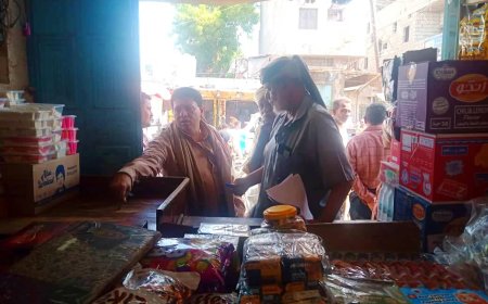 مدير عام الحوطة ينفّذ نزولاً ميدانياً لمراقبة أسعار السلع في المديرية