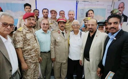 اللواء بن بريك يهنئ العقيد الركن عبدالفتاح الشاعري بحصوله على درجة الماجستير في العلوم العسكرية