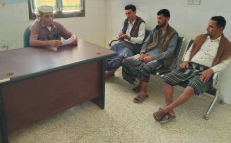 مدير عام الوضيع يناقش تشكيل اللجان المجتمعية مع المساعد الميداني لمنظمة كير بالمديرية