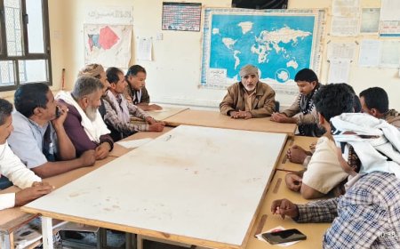 السلطة المحلية بمديرية جيشان تلتقي بالضابط الميداني لمنظمة كير