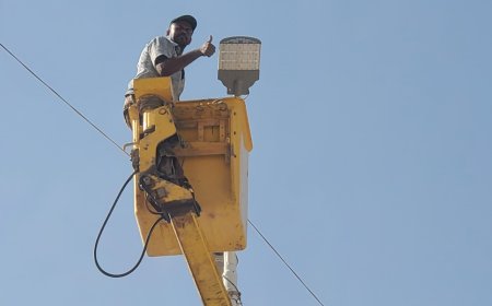 ضمن الاستعدادات لموسم زيادة الهدار لهذا العام.. مكتب الأشغال العامة و الطرق بمديرية القطن يقوم بأعمال إصلاحات في أعمدة الإنارة بالشوارع العامة للمديرية