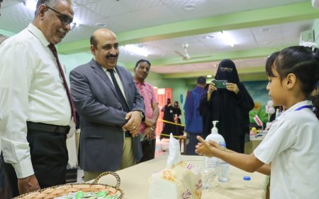 المدير باعبّاد يفتتح معرض الوسائل التعليمية بمدرسة عائشة للتعليم الأساسي بمدينة المكلا