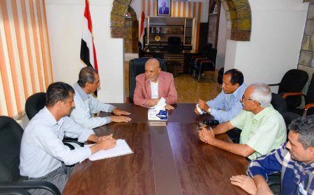 محافظ تعز يلتقي الفريق الهندسي المكلف بتحديث الدراسة لمحطة كهرباء عصيفرة والشبكة الخارجية