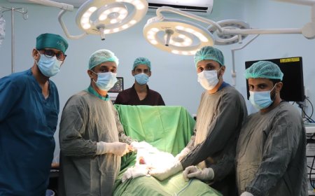 مسؤول حكومي في عدن يجمع بين المسؤولية والمهنية الطبية والإنسانية في خدمة المواطن