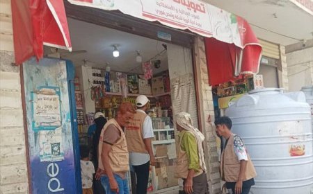 مكتب الصناعة بخورمكسر يسلّم 31 تكليف حضور ويتلف سلعًا غذائية منتهية الصلاحية