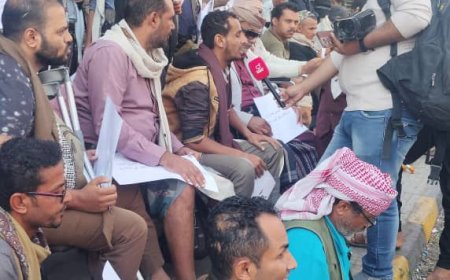 تعز.جرحى الجيش ينفذون وقفة احتجاجية غاضبة للمطالبة بصرف مستحقاتهم المالية، و تحسين أوضاعهم..