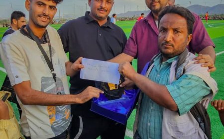رئيس مركز ب بانتقالي لودر في مدينة العين يكرم أفضل حارس في بطولة عدن