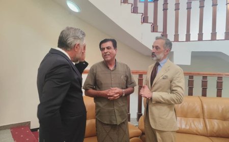 مدير عام مديرية القطن يلتقي بسفير الاتحاد الأوروبي وممثل الأمم المتحدة في سيئون