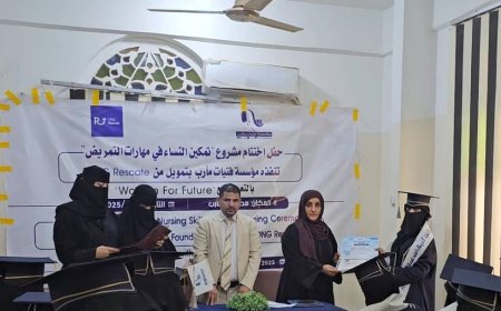 فتيات مأرب تختتم برنامجًا لتدريب النساء النازحات على التمريض لتعزيز الرعاية الصحية داخل المخيمات