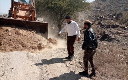 بدعم شخصي.. الوكيل جمال مانع يطلق مبادرة لردم وشق احدى الطرقات لتسهيل حركة المواطنين