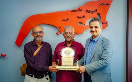 محافظ عدن يكرّم الأديب محمد ناصر شراء بدرع الوفاء والإبداع