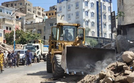 تعز.. حملة لإزالة مخلفات البناء من الارصفة والاكشاك والصناديق المستحدثة في مديرية القاهرة