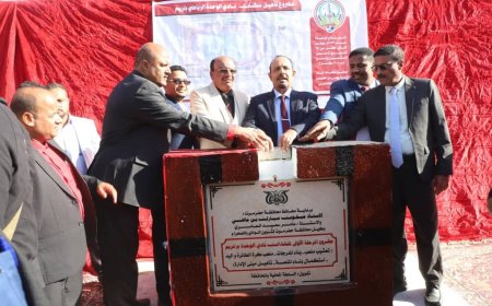 محافظ حضرموت يضع حجر الأساس لمشروع تأهيل منشآت نادي الوحدة بتريم لتعزيز النشاط الشبابي والبنية التحتية للاندية