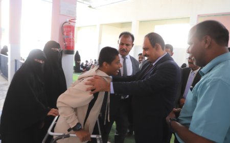 محافظ حضرموت يتفقد "أبناءه من ذوي الهمم" في مدرسة الأمل بتريم ويصدر توجيهات لتعزيز الرعاية بالمدرسة