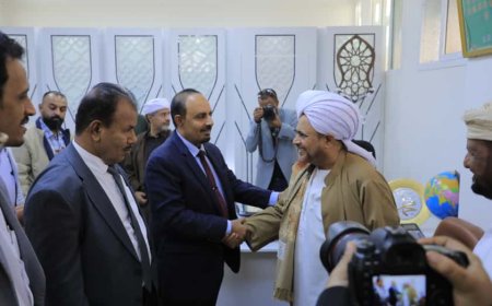 محافظ حضرموت يزور العلامة الحبيب عمر بن حفيظ ويُشيد بدوره الكبير في نشر الفكر الوسطي المعتدل