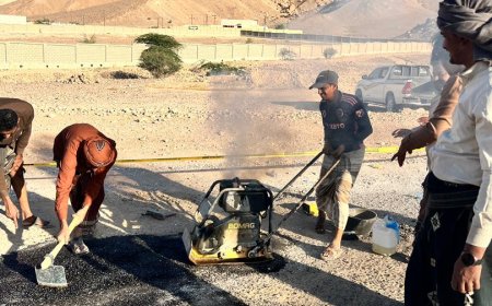 نادي شباب متطوعين بمديرية رخية ينفذ مبادرة ردم الحفريات في الخط العام