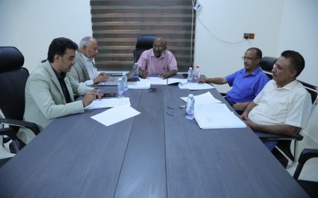 لجنة الوصف والتوصيف الوظيفي بجامعة المهرة تناقش مسودتها الأولى