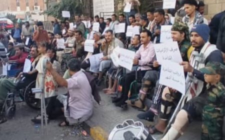 حرجى الجيش بمحافظة مأرب يواصلو اعتصامهم إلى اليوم السادس على التوالي أمام بوابة الرعاية الاجتماعية.