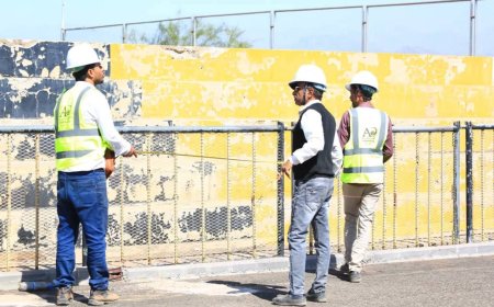 مدير مكتب الشباب والرياضة بتعز يطلع على سير مشروع تعشيب ملاعب نادي الصقر