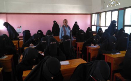 مكتب محو الأمية وتعليم الكبار بالضالع يدشّن امتحانات الفصل الأول للعام 2025/2026