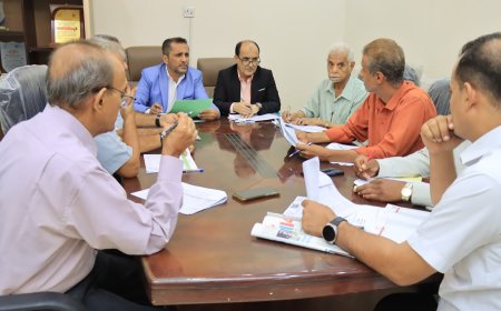 مدير عام دارسعد يتناقش مع لجنة متابعة المشاريع بالمحافظة مستوى إنجاز وتنفيذ البرنامج الاستثماري للعام 2025